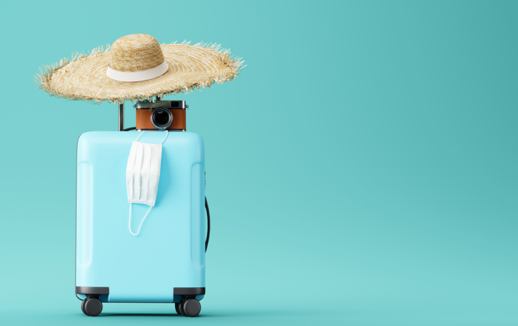 чемодан и шляпа для отпуска на море
