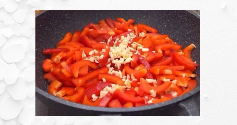 Приготовление тушёного минтая с овощами в сковороде: шаг 6