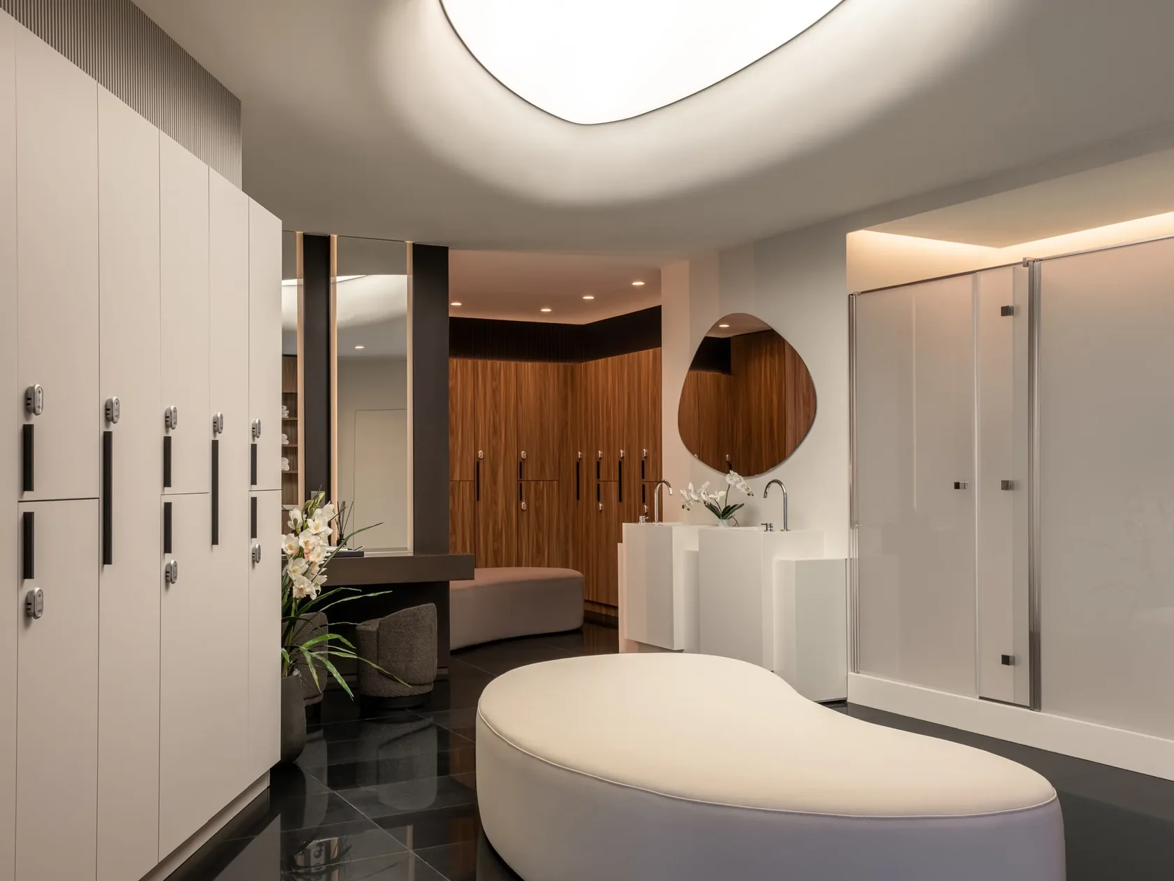 Просторная гардеробная комната со шкафами по периметру — T-MEBEL