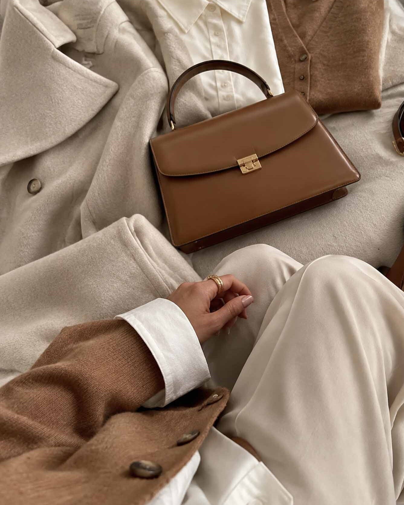 Кашемировый свитер, шерстяное пальто и карамельная кожа