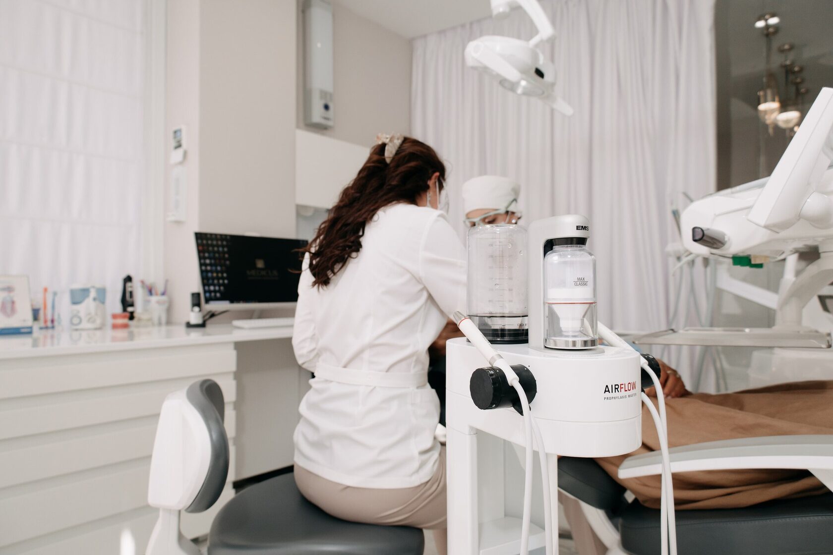 Осмотр перед профессиональной гигиеной в MEDICUS