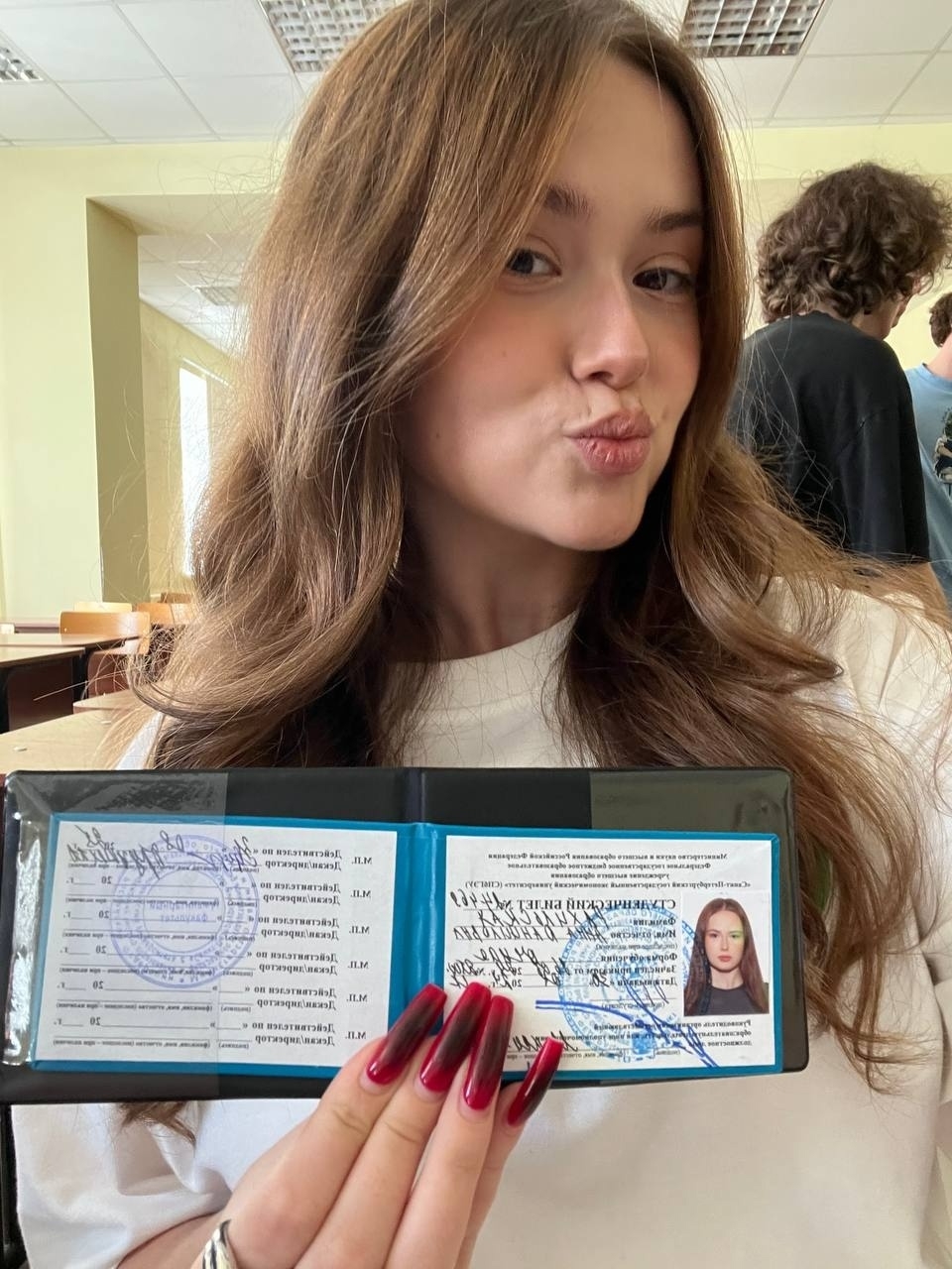 Студентка со студенческим билетом