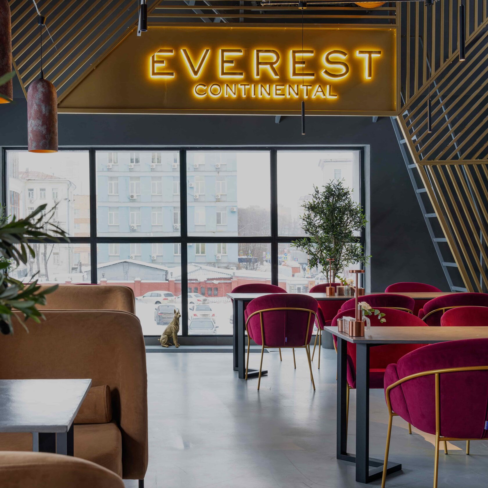 Everest | Continental | Lounge