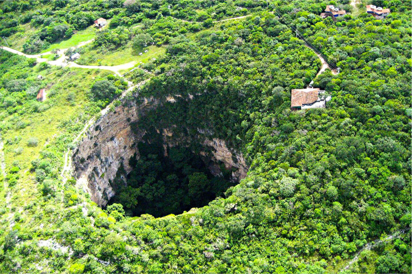 Глубокая воронка. Карстовая воронка в Мексике. Пещера ласточек в Мексике. Ласточкина пещера в Мексике. Карстовый колодец Мексика.