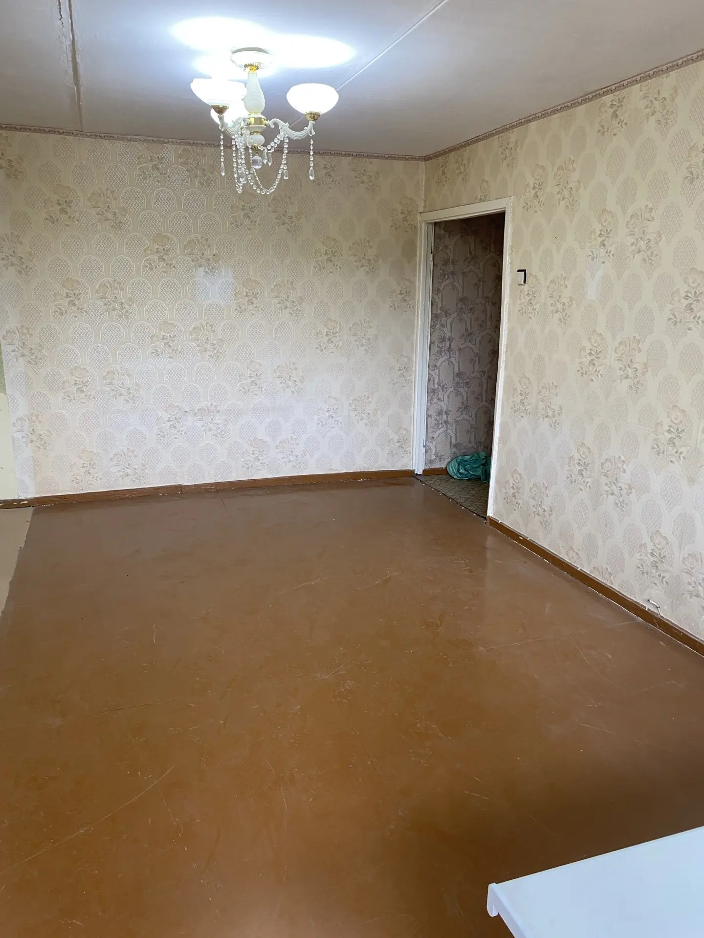 Комната с окном и шкафчиком