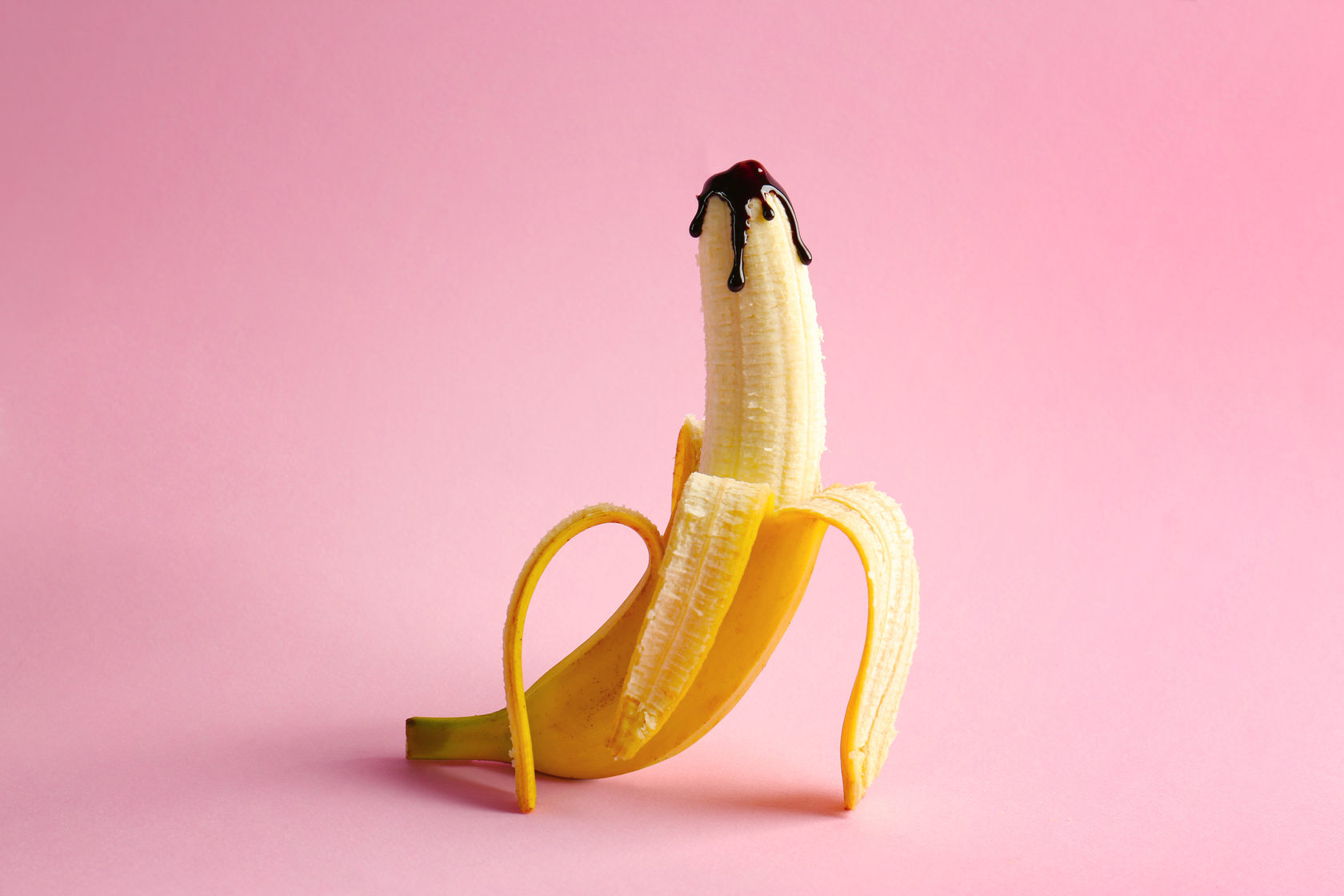 банан на розовом фоне