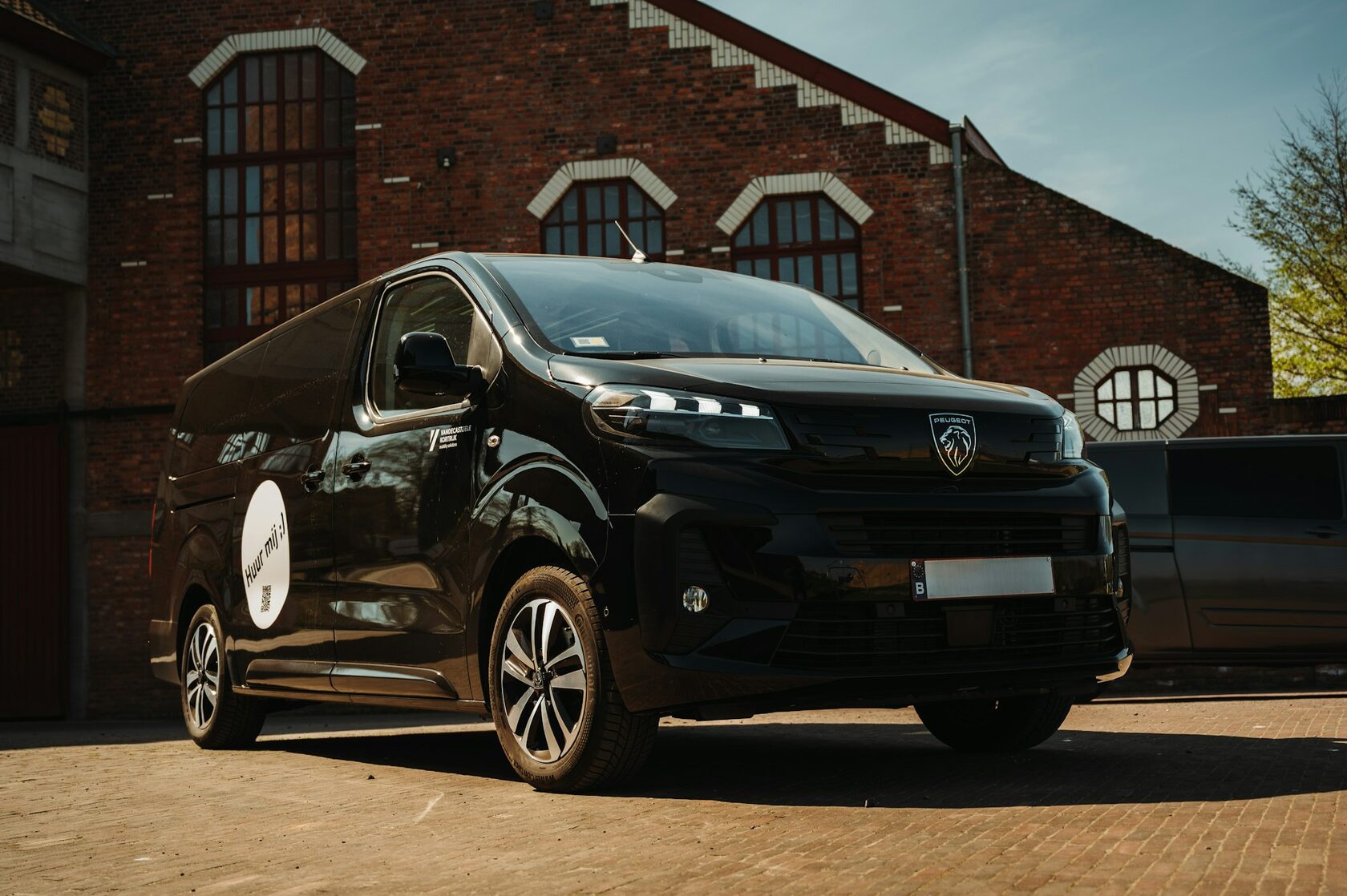 Флотное брендирование нескольких фургонов Газель и Mercedes в одном корпоративном стиле в Уфе