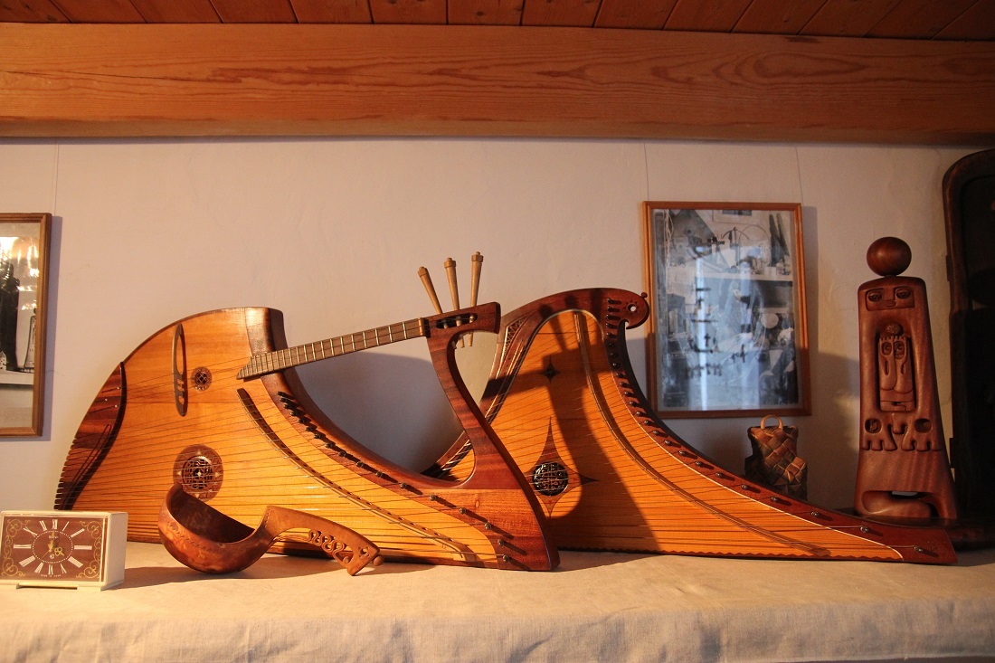 трещотки музыкальный инструмент древний. джига струнный смычковый инструмент. старинные инструменты. дхол армянский барабан. инструмент болгарии гадулка.