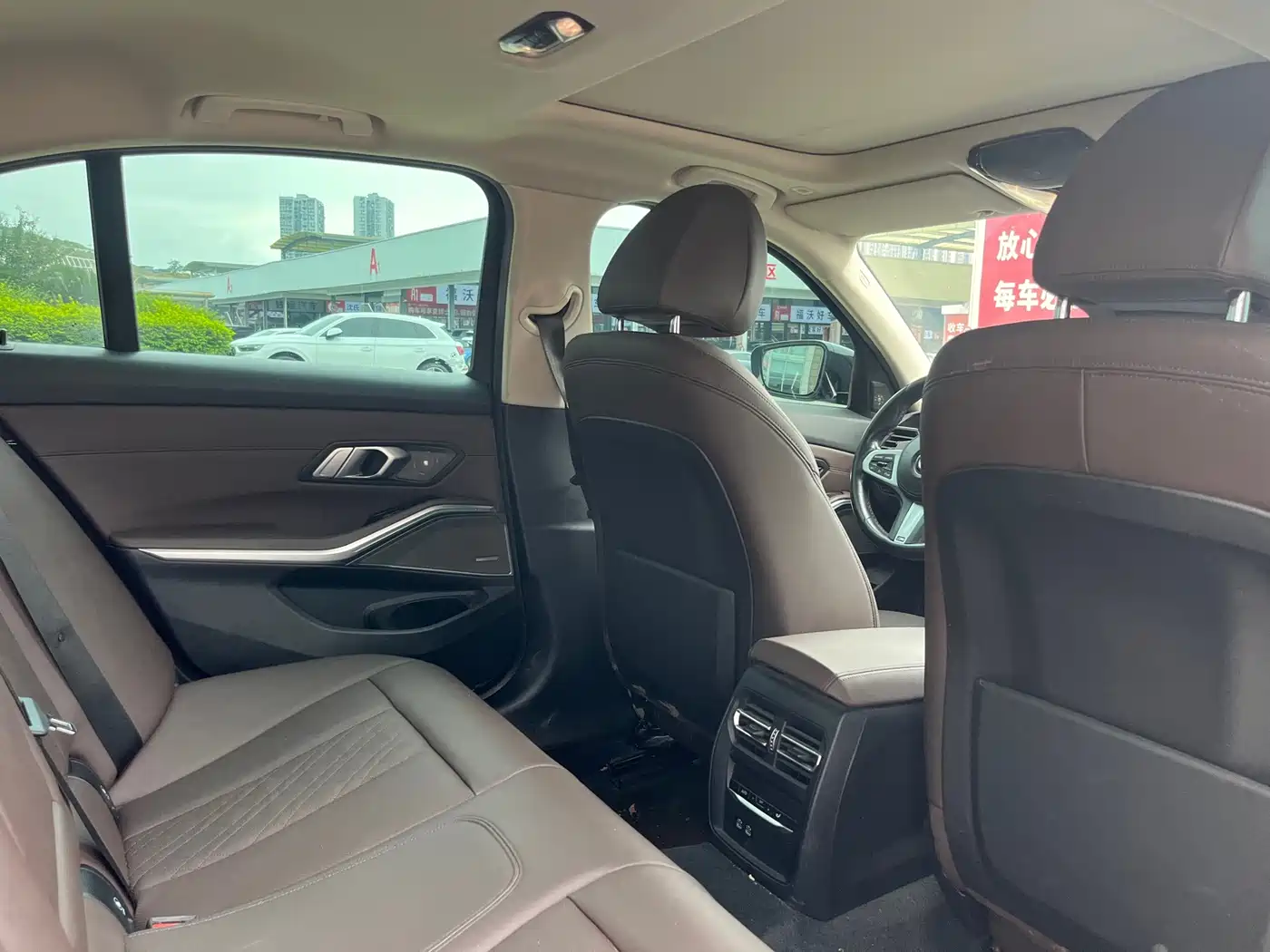 BMW 325Li G28 2022 M Sport Night Edition — задний ряд сидений и дефлекторы обдува между передними креслами