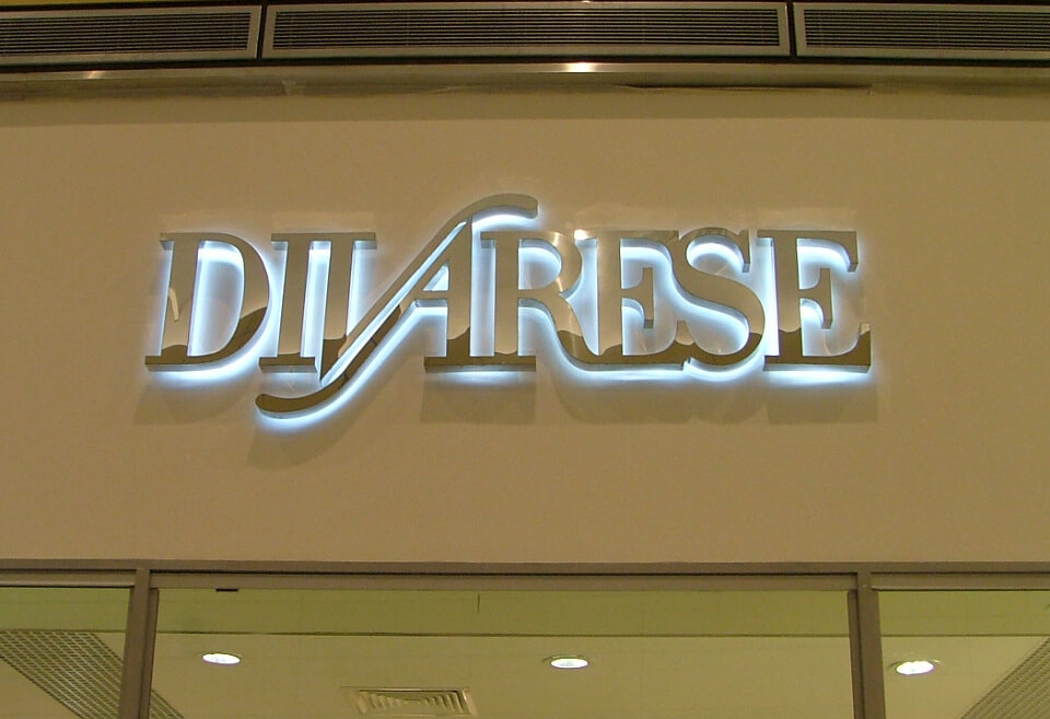 Вывеска из объемных зеркальных букв для магазина одежды и обуви