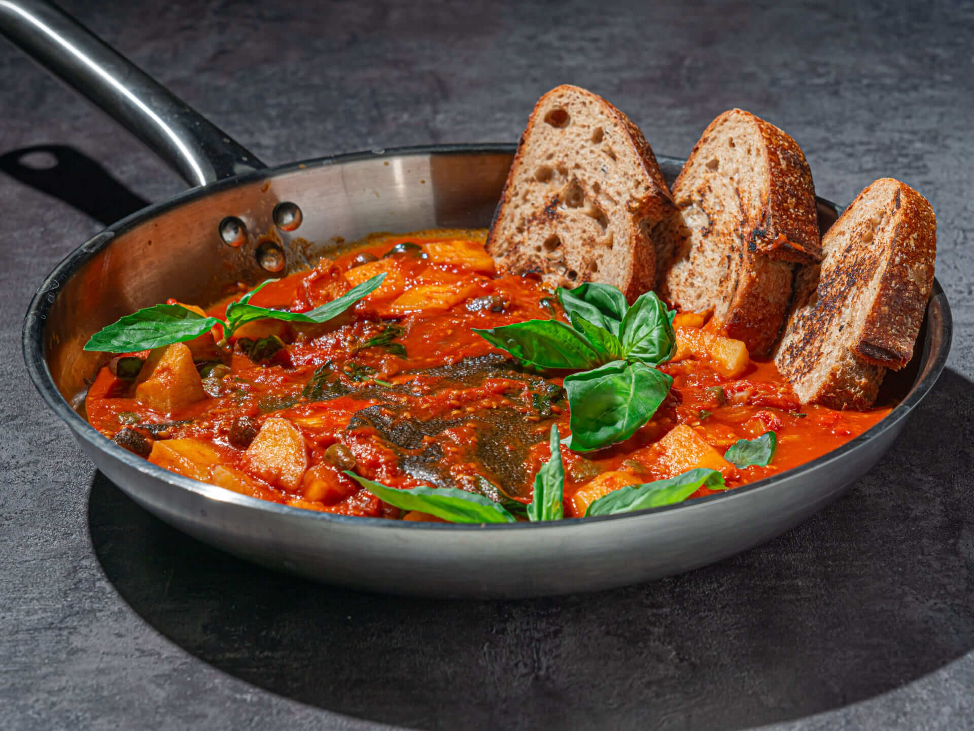 Калкан с таджасскими оливками в соусе муняя с гренками