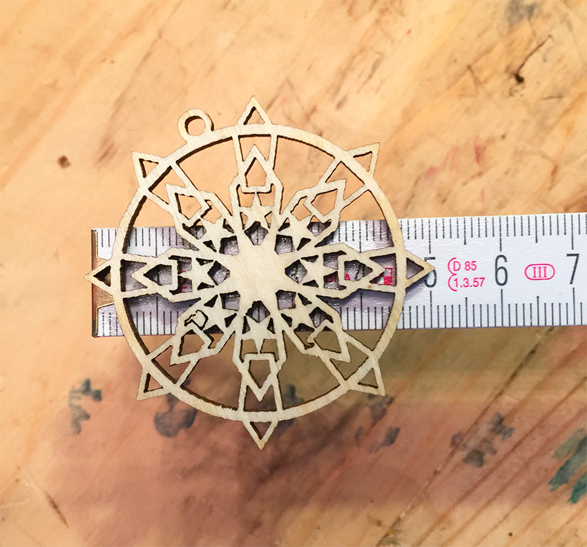 Елочные игрушки в ассортименте из фанеры