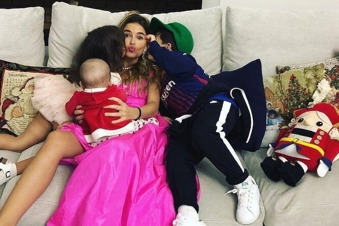 Мирослава Дюма с детьми. Фото: StarHit