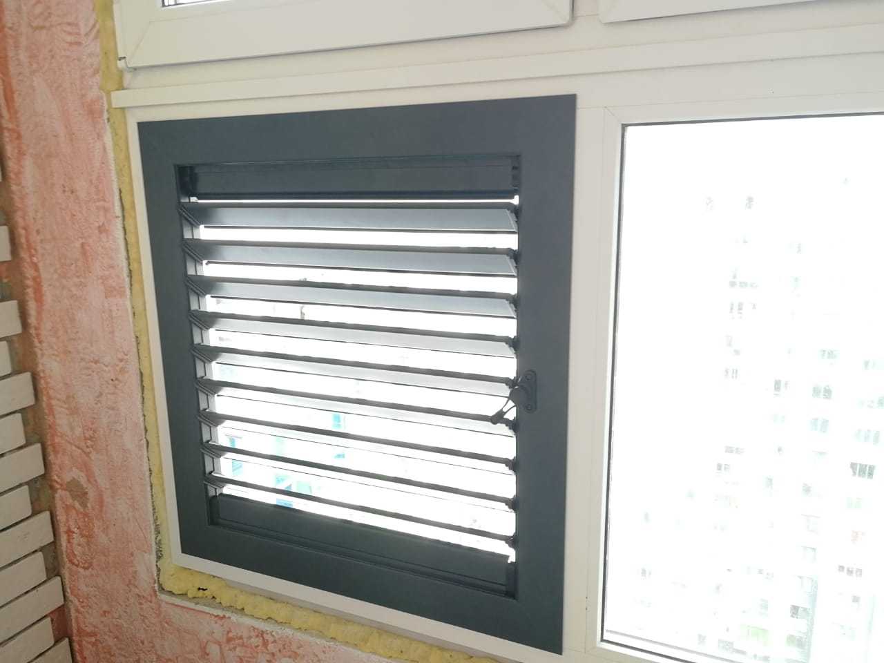 Теперь вентиляционную решетку на балконе можно закрыть. Установка вентрешеток в регулировкой жалюзи - герметичное запирание и шумоизоляция. Установка на балкон, вместо любого стеклопакета.
