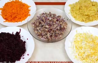 Приготовление салата «Селёдка под шубой»: шаг 4