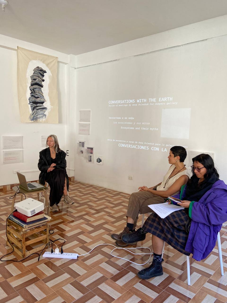 An open conversation with a projected presentation at domperú