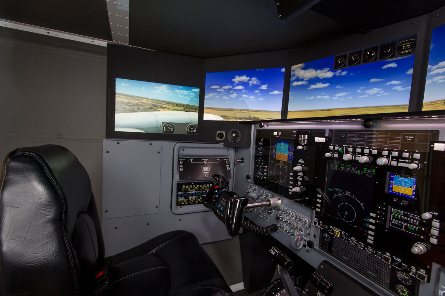 Штурвал flight simulator. Авиатренажер Cessna. Авиатренажер АН 26. Авиатренажер «Redbird td2». Кокпит на судне.