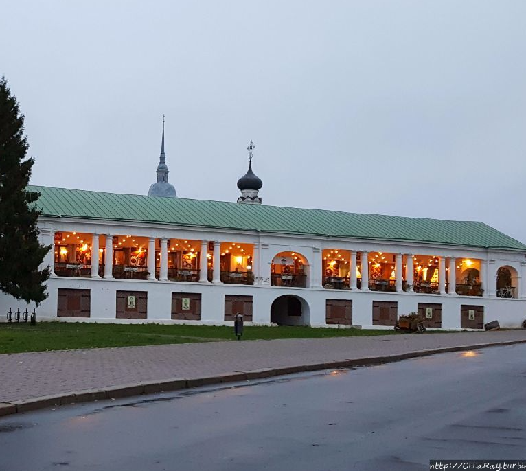 Гостиный двор суздаль. Торговые ряды Суздаль. Торговая площадь Суздаля и торговые ряды. Суздаль торговая площадь и Гостиный двор.