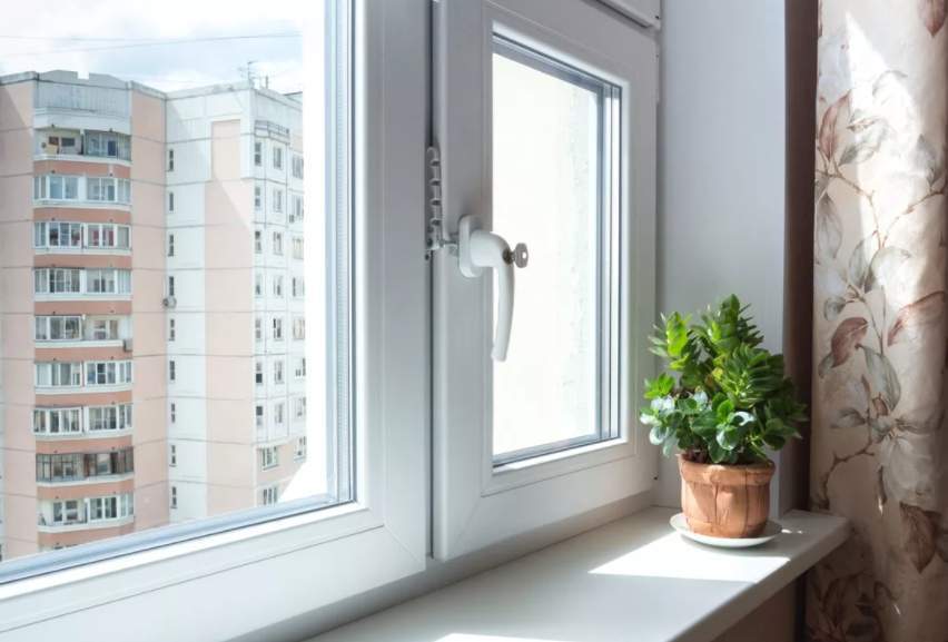 Установка ПВХ-окна в квартире