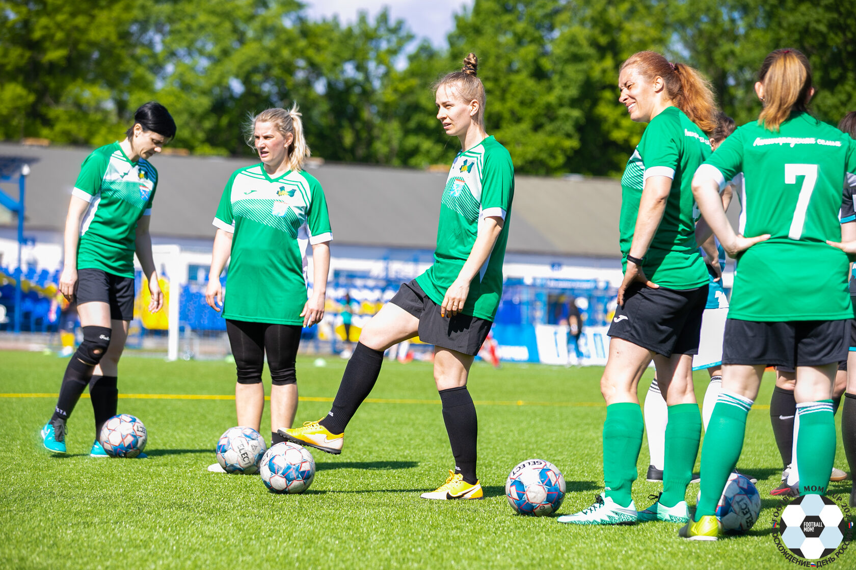 Football mom. Женский футбол. Футбол девушки. Женская Молодежная лига. Зенит женская команда машина.