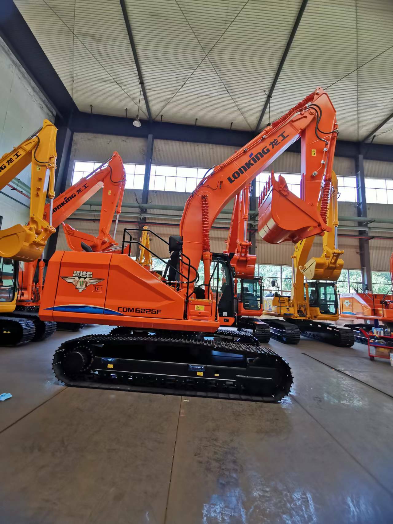 колесный экскаватор haitui hew135. экскаватор дилер. гусеничный экскаватор we130е2-h фото. Lovol fr510e2-hd. экскаватор case cx800.