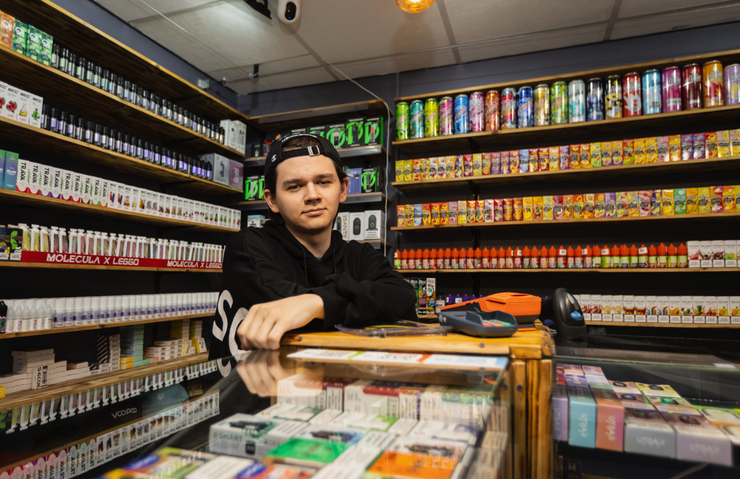 Продавец в магазине SMOKESTAR стоит за прилавком
