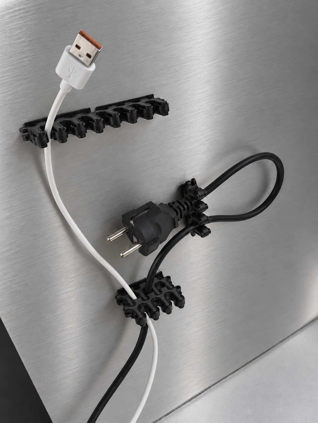 Кабель питания и USB-кабель в клипсах