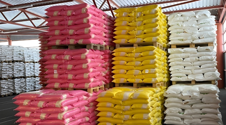 Мешки с рисовой крупой, уложенные на поддонах на складе