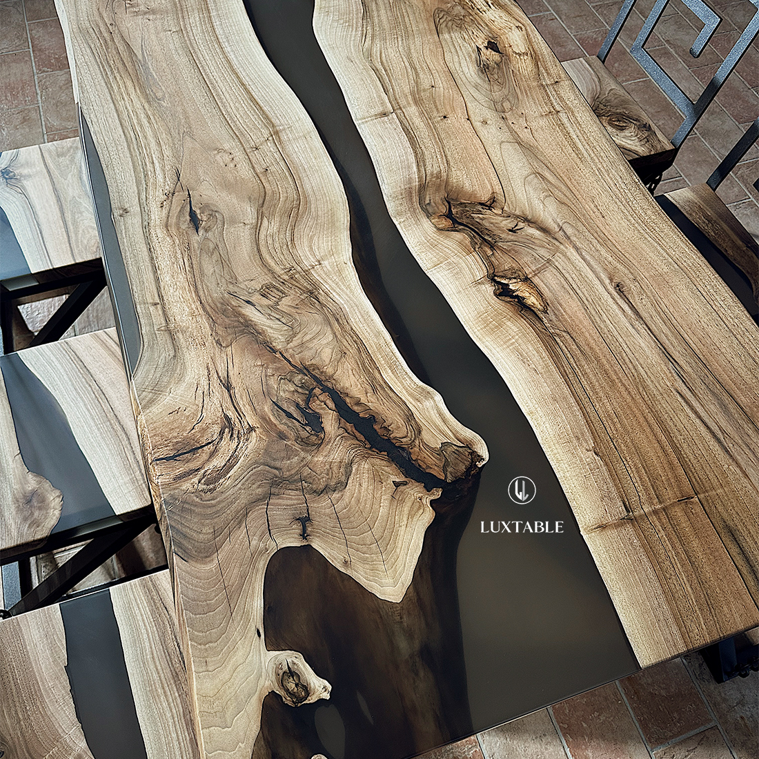 Epoxidharz Tische Alagoas aus europäischem Nussbaum und hellblauem Epoxidharz mit Metallic Effekt