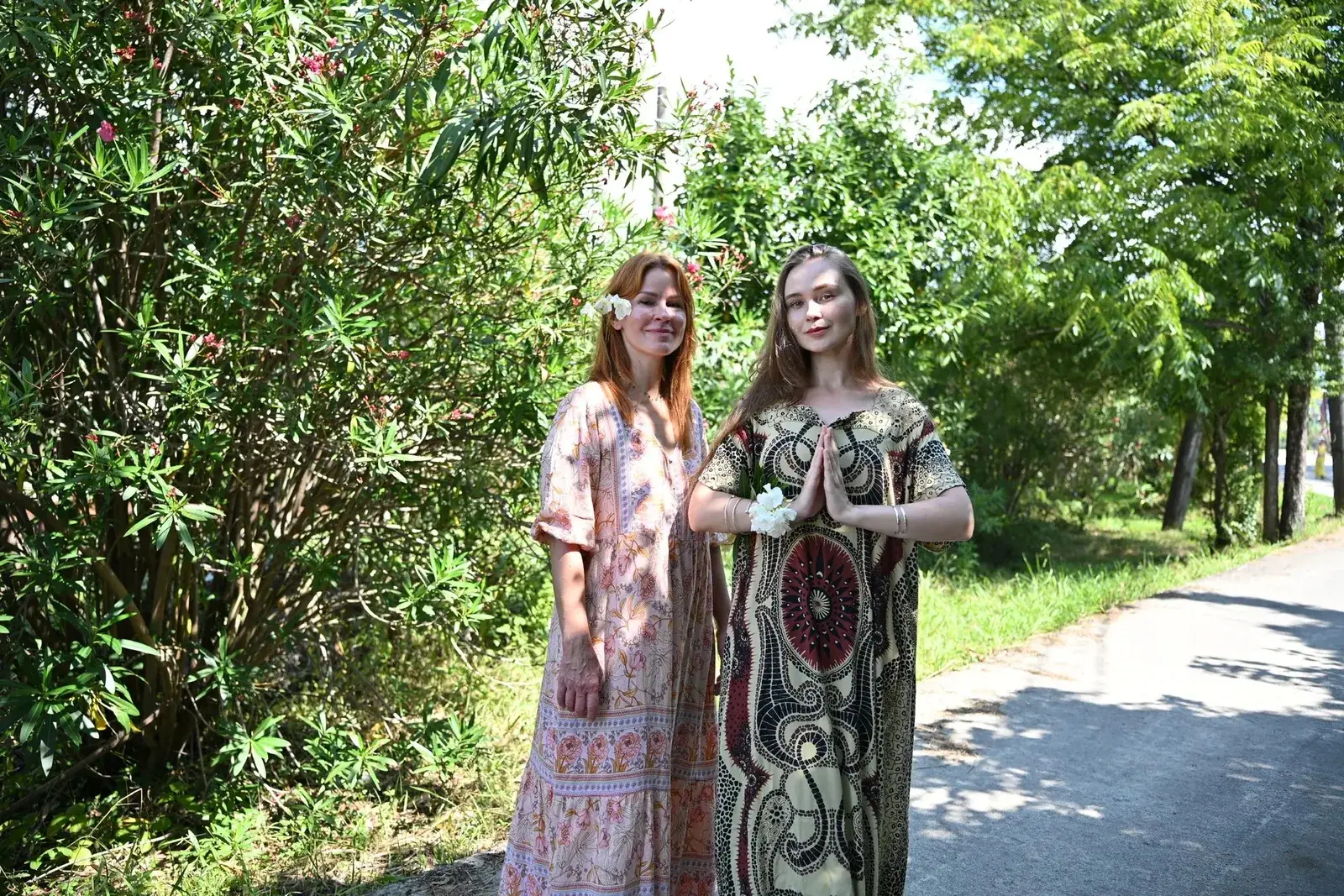 Юлия и Полина среди зелени
