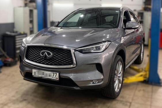 Infiniti QX50 FWD в боксе сервиса