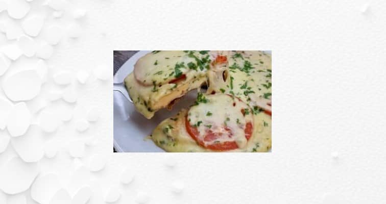 Приготовление тортильи с яйцом, сыром и помидором на сковороде: шаг 11