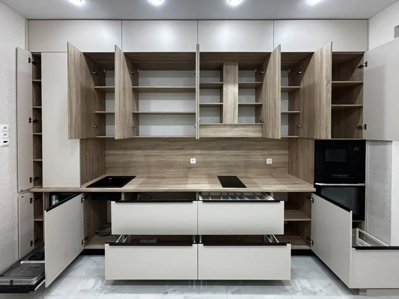 Арго, Сургут: Кухня «Крем-брюле»: тёплая палитра и скрытая функциональность