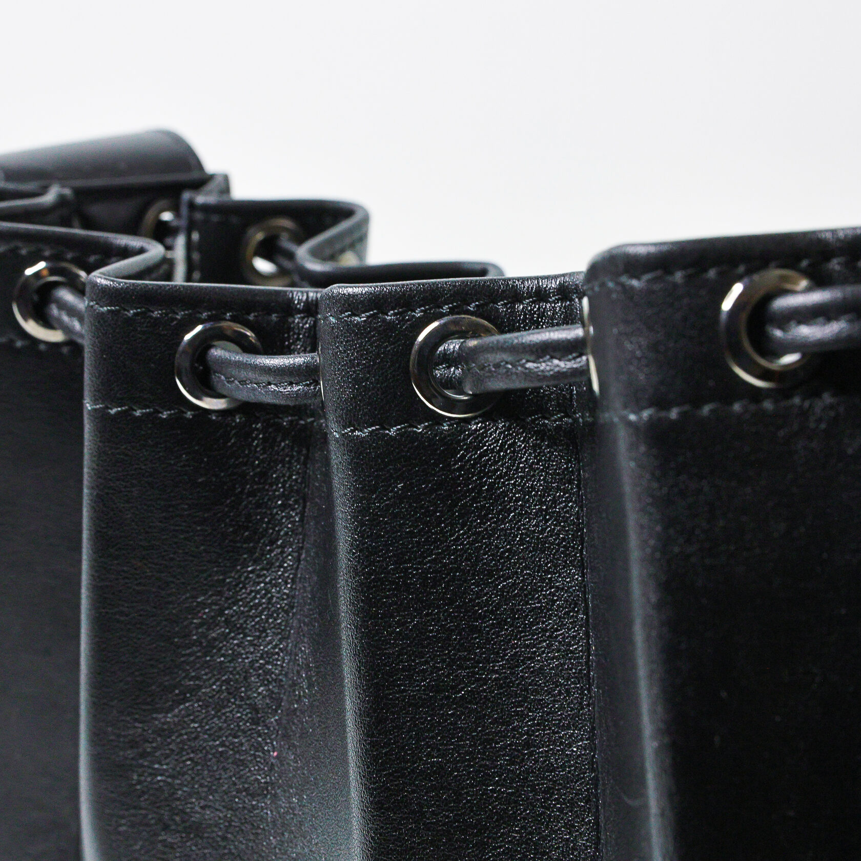 дизайнерская сумка Drift архитектурной формы черного цвета из натуральной кожи