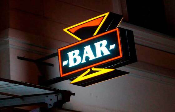 Вывеска на кронштейне для бара