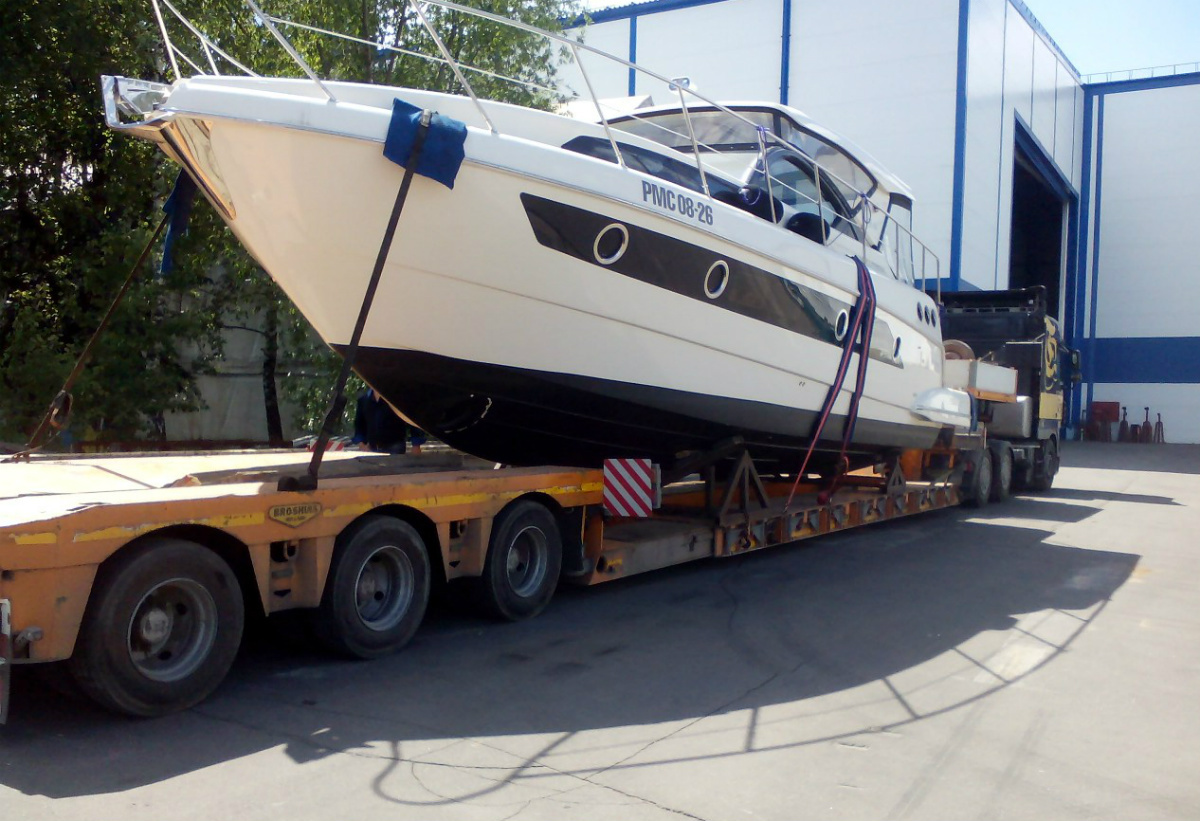 яхта на трале. катера и яхты. перевозка катеров. транспортировка яхты. транспортный катер.