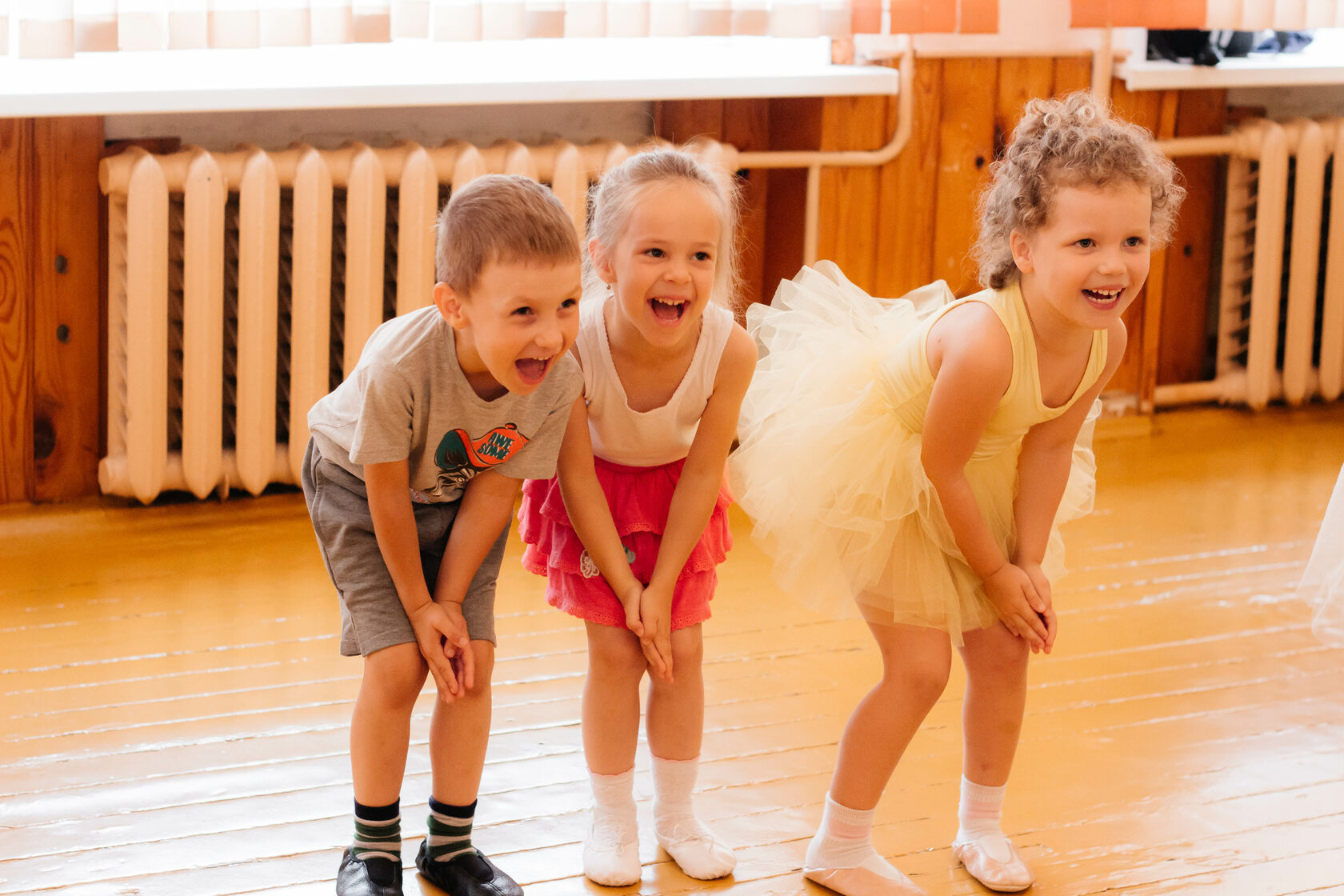 Видео танцы для детей 6 7 лет. Дети 2х лет танцуют. Чувство ритма у детей. Раннее развитие танцы. Развивающие танцы дети обои.
