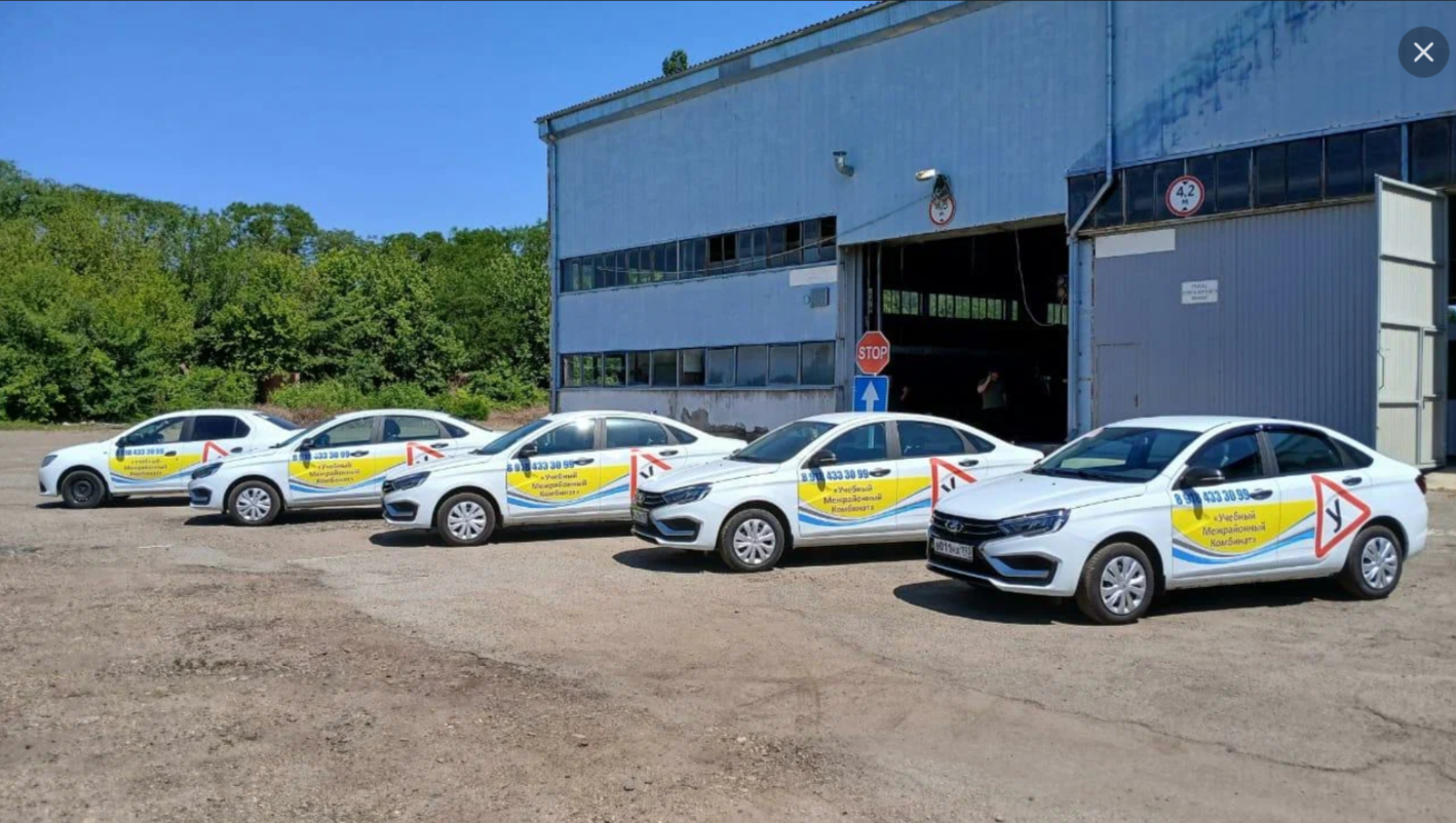Учебные автомобили автошколы выстроены перед ангаром
