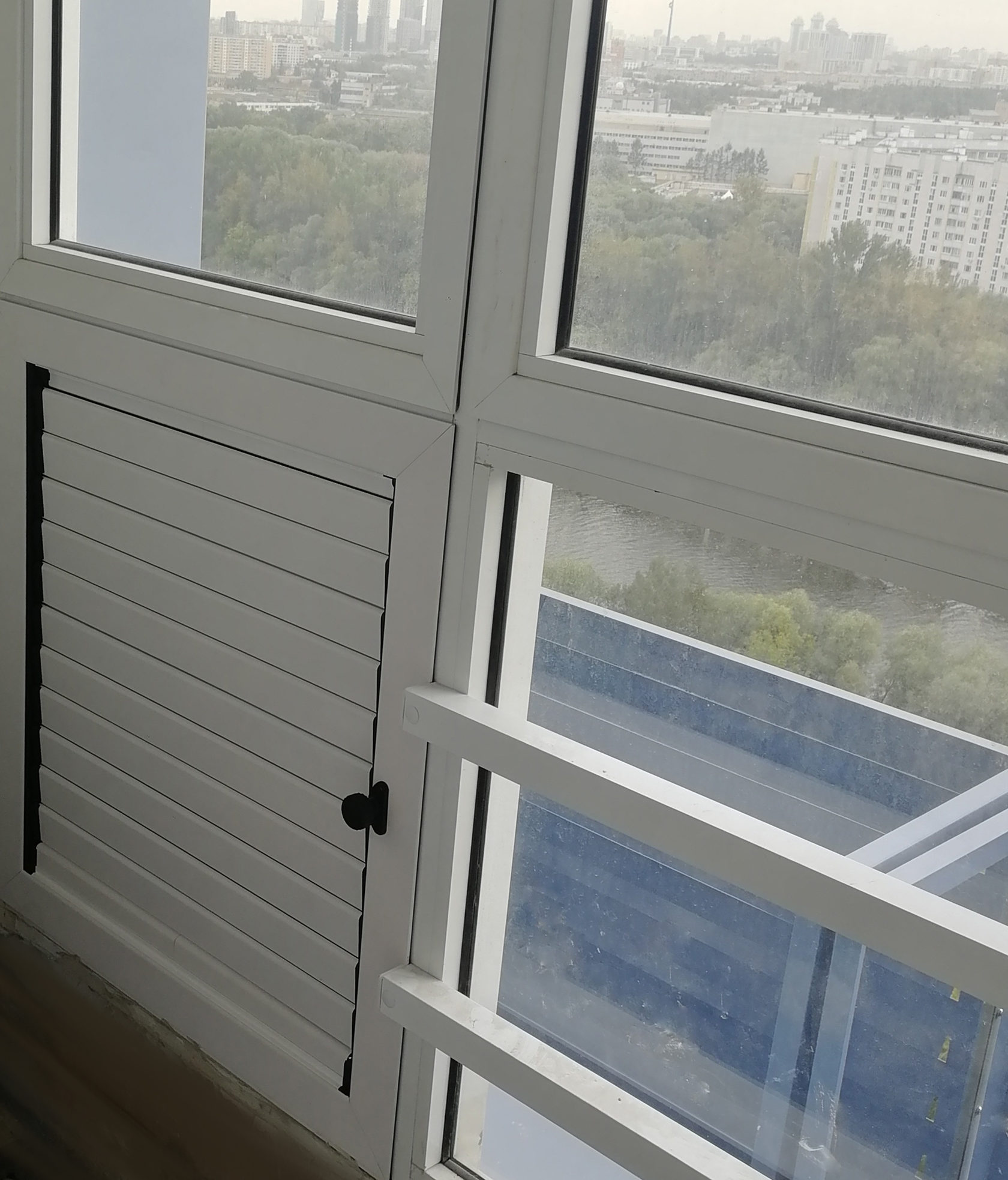 Вентиляционная решетка с регулировкой и встроенной москитной сеткой. Установка на балкон вместо решетки от застройщика. Теперь решетку можно закрыть!
