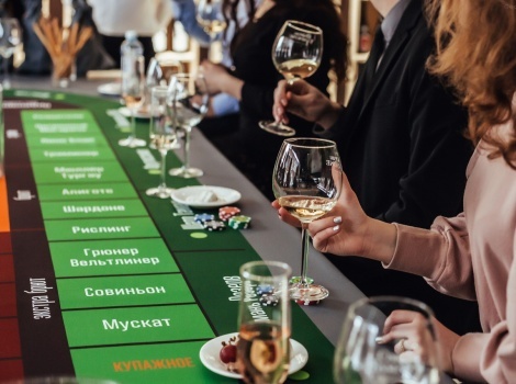 фото парня и девушки на романтическом свидании в публичном месте