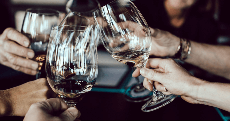 руки с бокалами тост