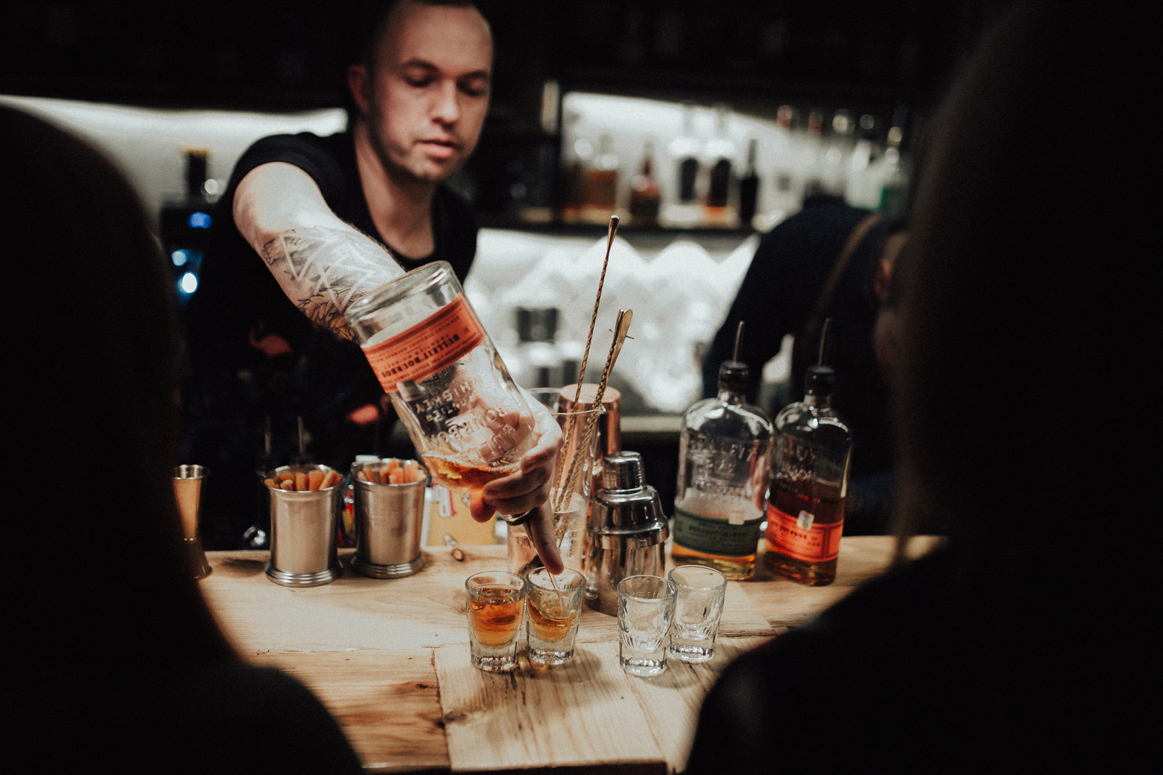 Rīgas centrā «diennakts bāros» aizvien iespējams naktī iegādāties alkoholu / Raksts / blackmagpietheory.com