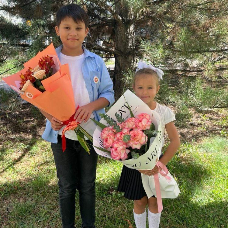 школьники с цветами день учителя 2023 Казахстан