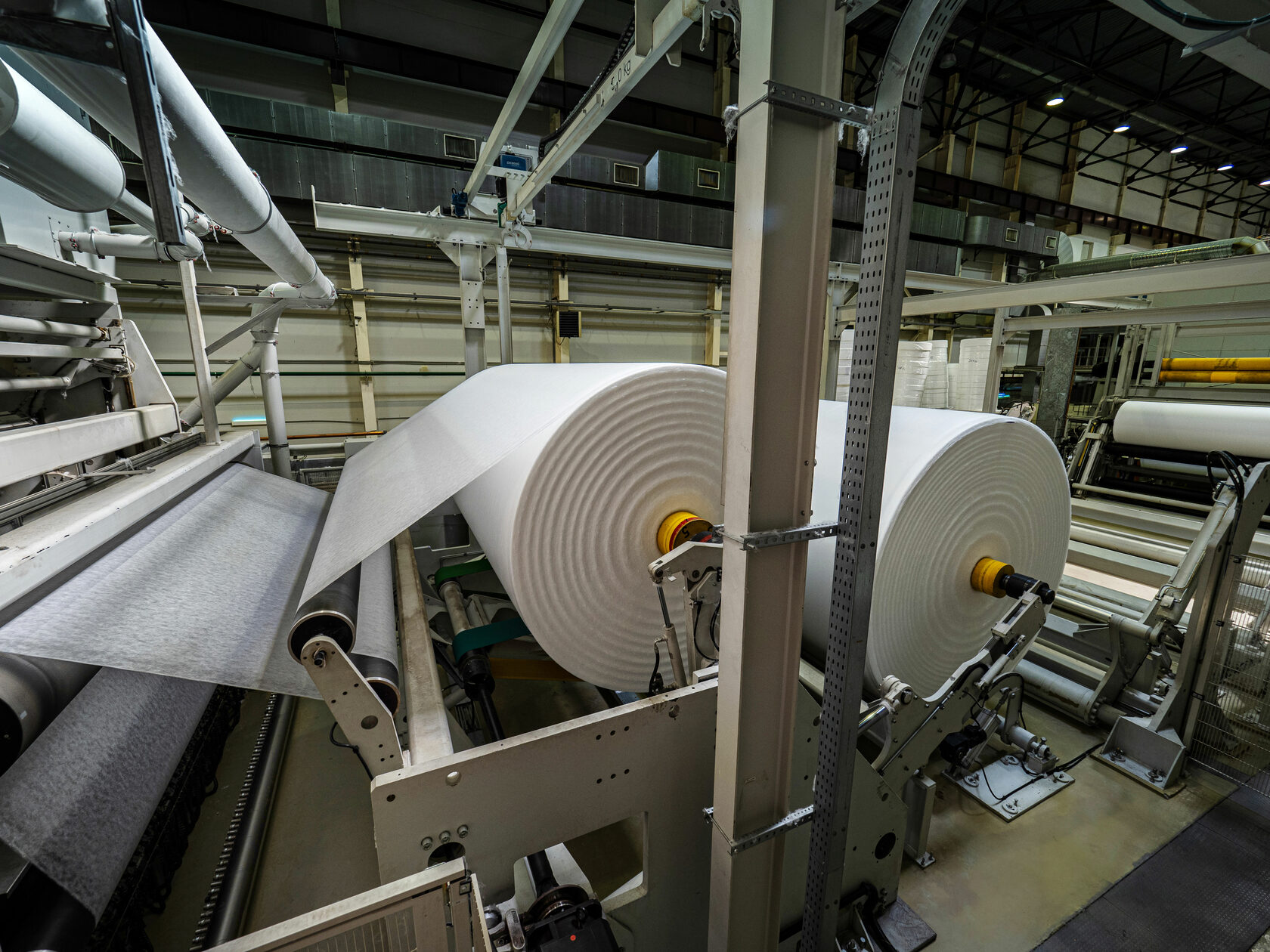 мастер-рол нетканого материала спанбонд на заводе Нетканика