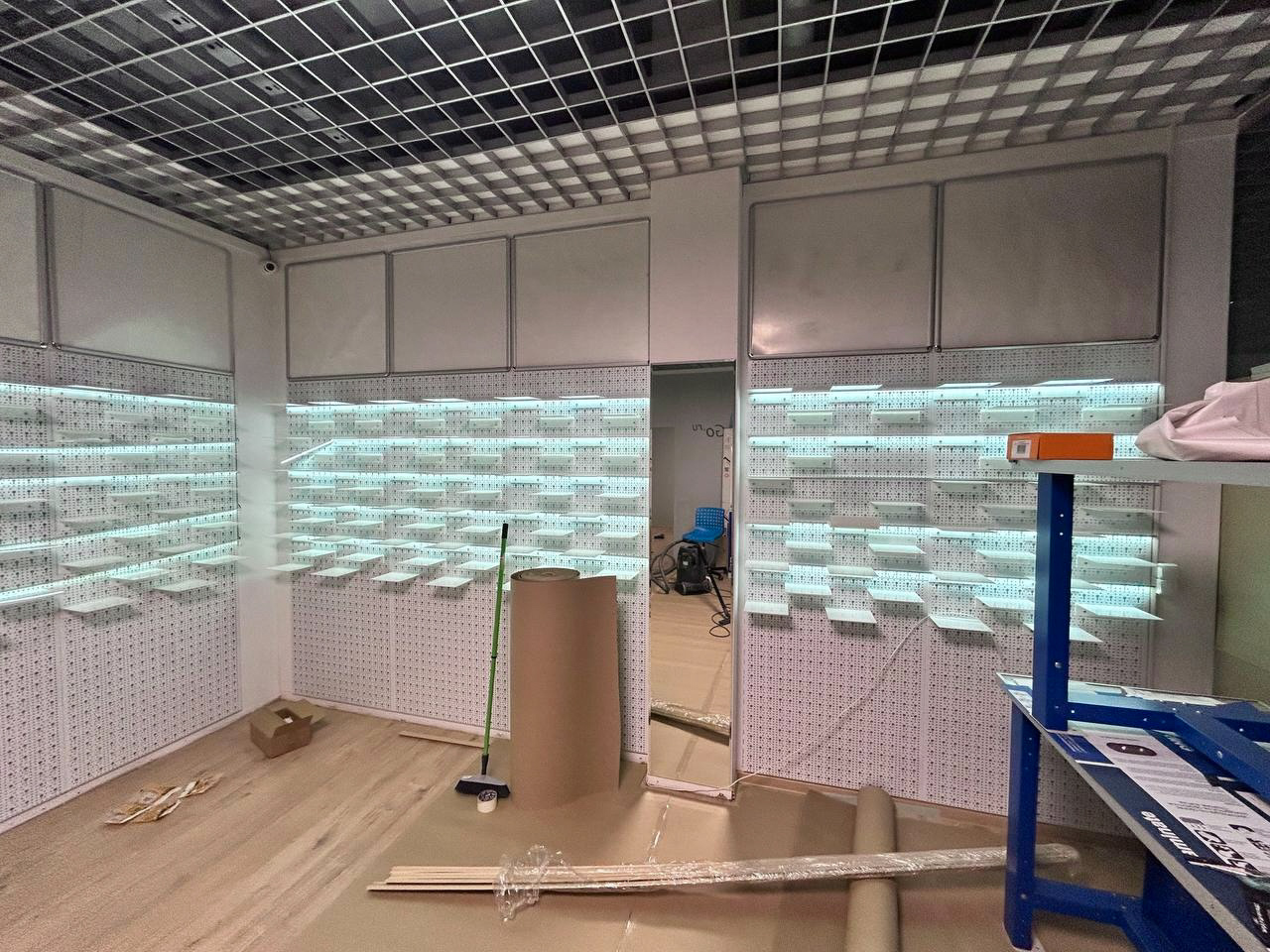 alt: Отделка офиса в Санкт-Петербурге, косметический ремонт стен и потолков title: Косметический ремонт коммерческих помещений под ключ