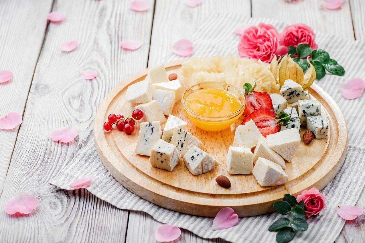 фото парня и девушки на романтическом свидании в публичном месте