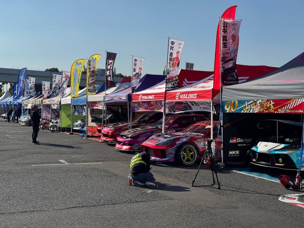 Паддок D1 Grand Prix в Одайбе: шатры команд, флаги с пилотами и авто для дрифта