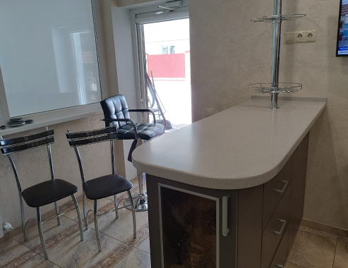 Барная стойка из акрила, преимущества каменных поверхностей