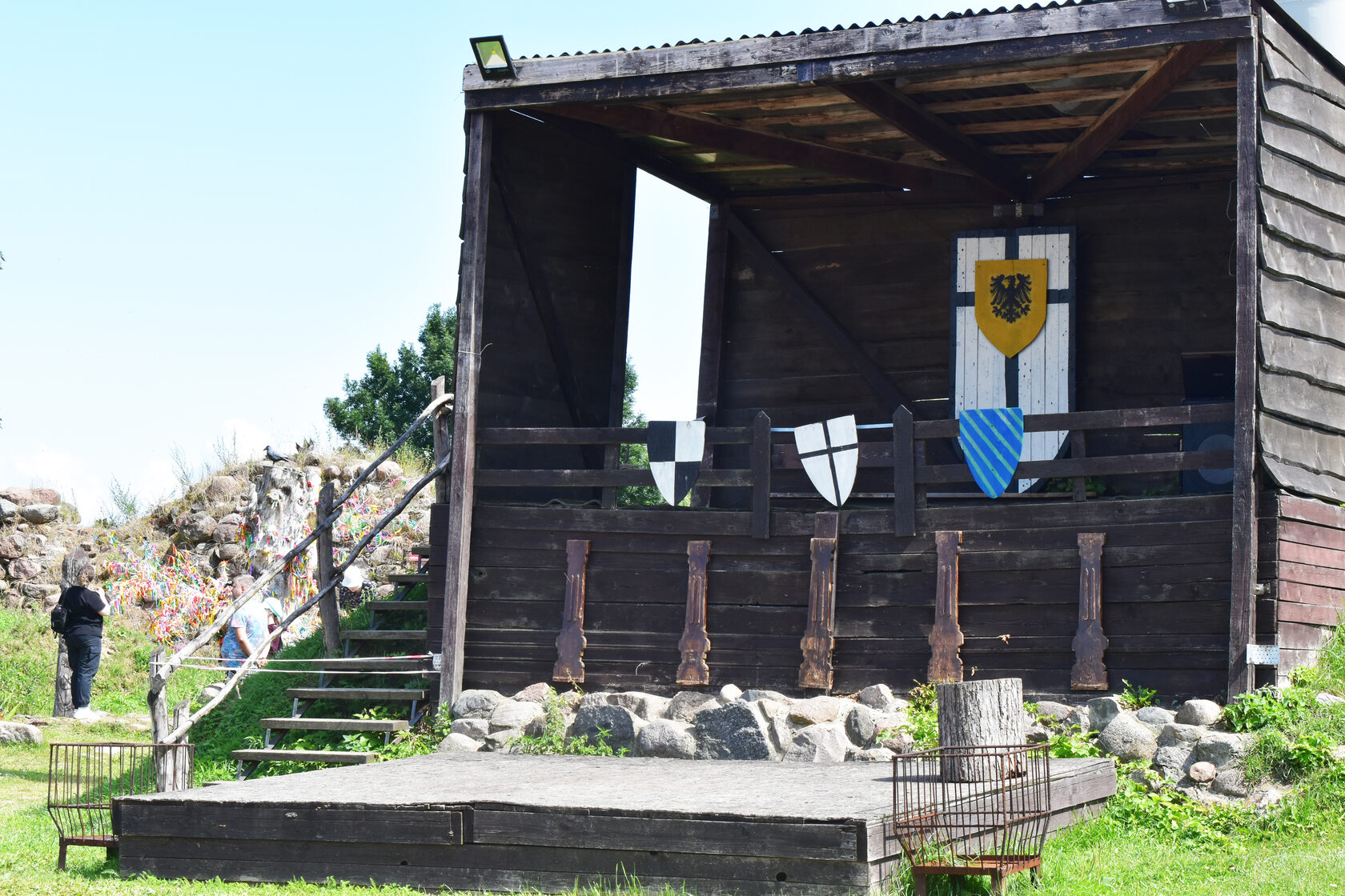 Рыцарский турнир в замковом дворе
