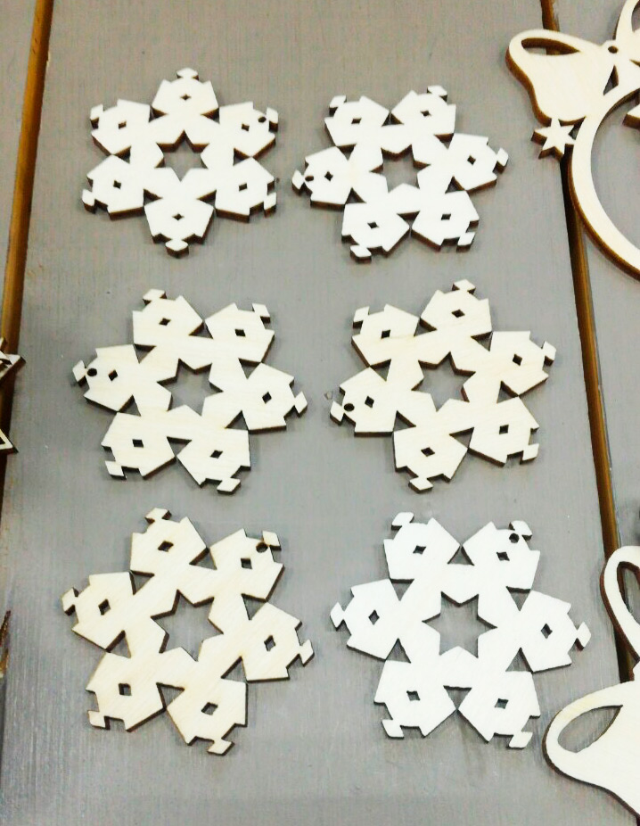 Елочные игрушки в ассортименте из фанеры